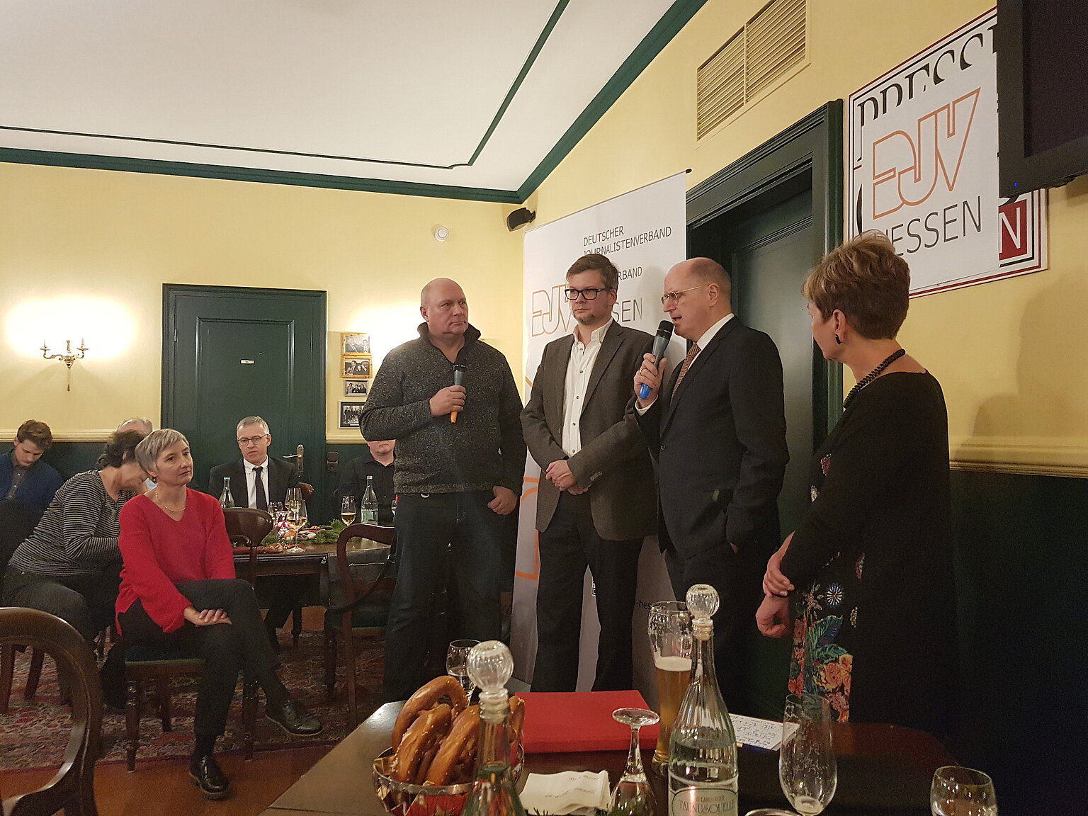 – Leser vertrauen Qualität: (v.l.) Dr. Michael Sommer, Prof. Dr. Oliver Quiring, Hans Georg Schnücker, Sylvia Kuck. Foto: DJV Bezirk Rheinhessen