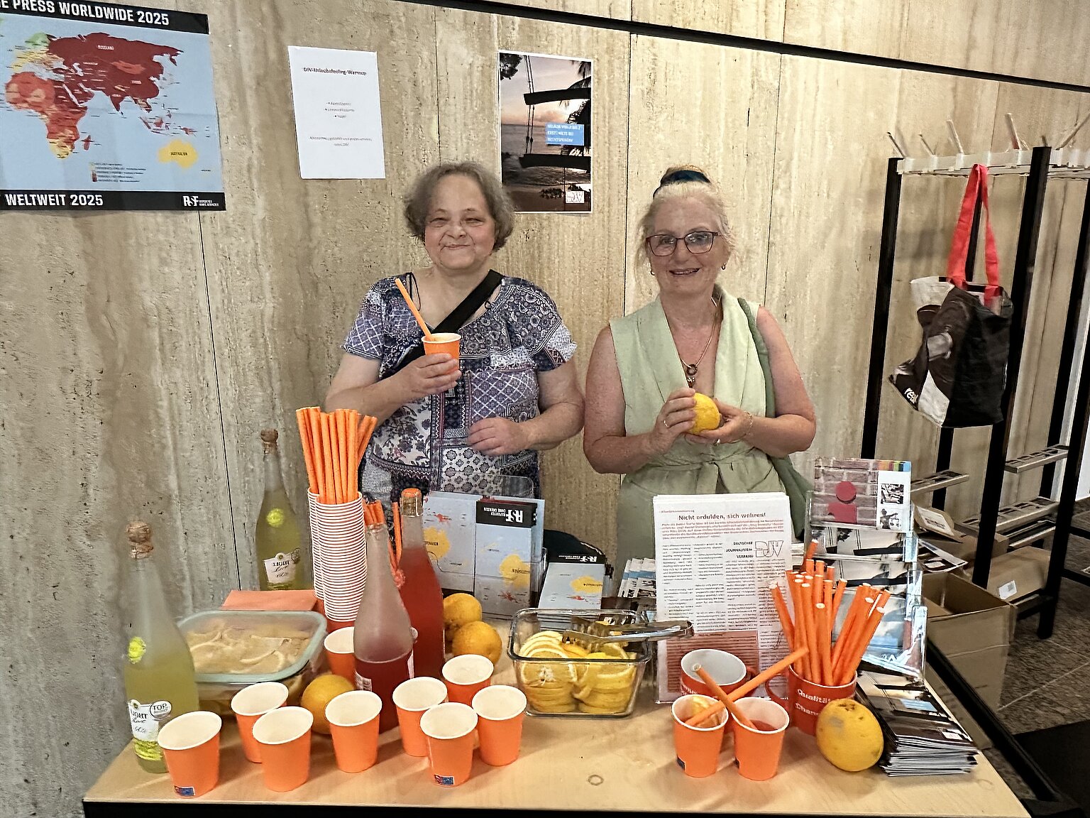 – Anne-Kerstin Busch und Jutta Dornbusch (v.l.) "erfrischten" die Kolleg:innen im ZDF mit einem spritzigen Getränk und aktuellen Informationen.
