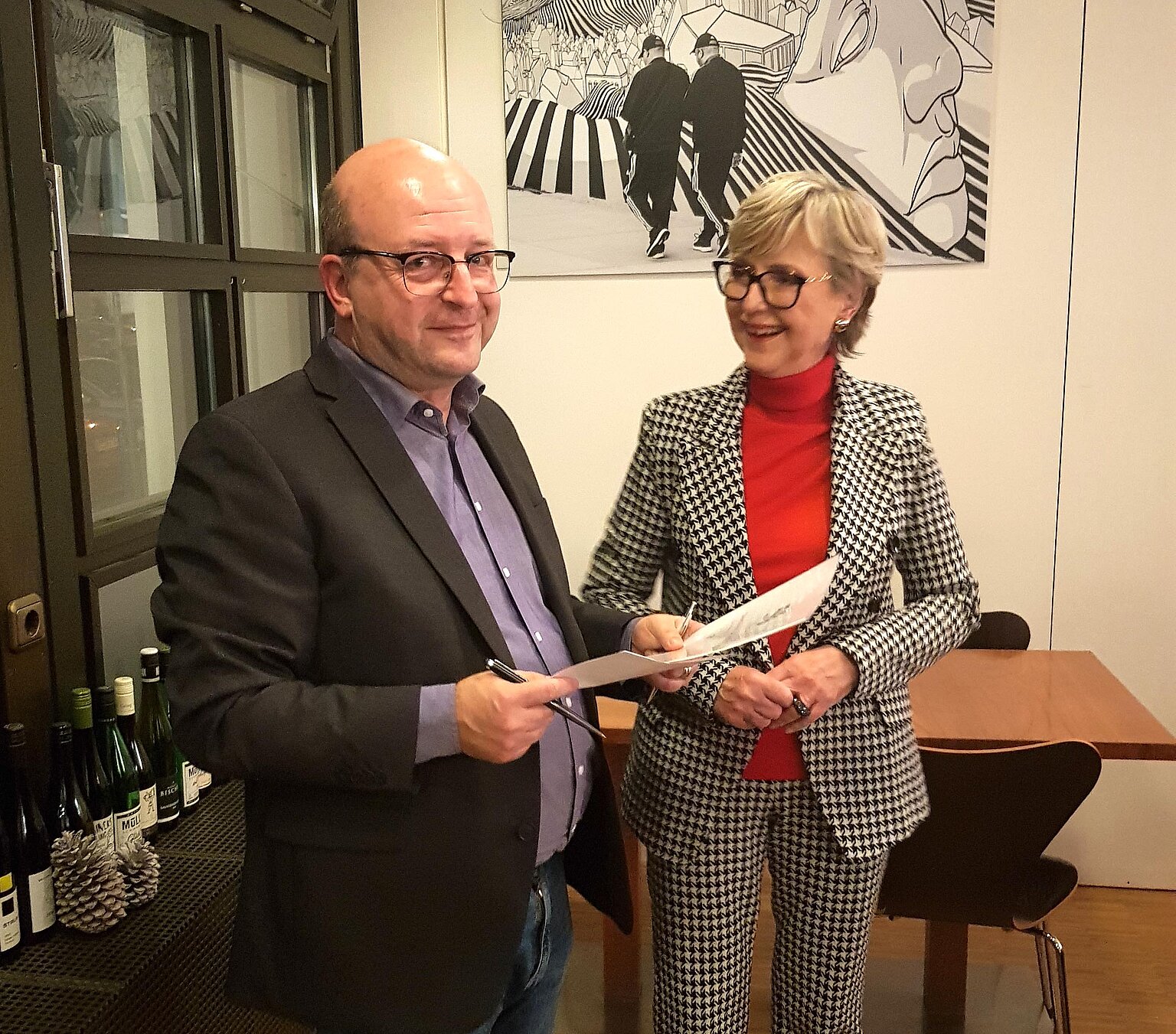– DJV Bezirksvorsitzender Jürgen Krämer gratuliert Barbara Harnischfeger. Foto: Susanne Kämpgen