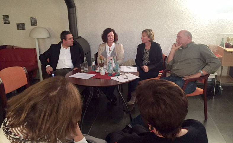  – Diskutierten zwei Stunden mit den Gästen: v.li. Marc-Oliver von Riegen (dpa), Andrea Wohlfart (DJV Rheinland-Pfalz), Prof. Dr. Birgit Stark (Uni Mainz) und Moderator Michael Sommer. Foto: Conny Becker