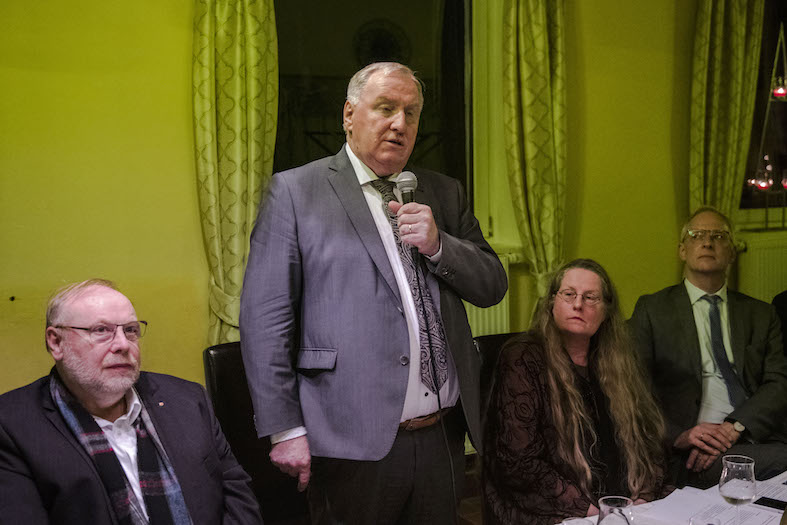 – Karl-Heinz Lambertz (2.v.li.), Präsident des Europäischen Ausschusses der Regionen (AdR), berichtet über seine politische Arbeit in den Gremien der Staatengemeinschaft. Dieter Burgard (rheinland-pfälzischer Antisemitismusbeauftragter), Bezirksvorsitzende Sabine Krösser und Oberbürgermeister Wolfram Leibe (v.li.) hören interessiert zu. Foto: DJV Trier/ Alexander Schumitz