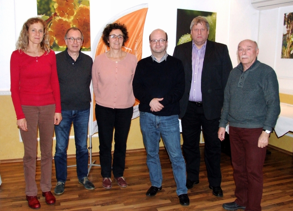  – Der neue Vorstand: (v.li.) Dr. Marion Diehl, Felix Peitz, Susanne Kämpgen, Jürgen Krämer, Klaus Bente, Gerhard Kratzer. (Bild unten) Fürs Silberjubiläum geehrt: (v.li.) Cornelia Benzing, Gabi Henkel und Dr. Stefan Hermes mit Vors. Jürgen Krämer. Fotos: Antje Irion u. Gerhard Kratzer