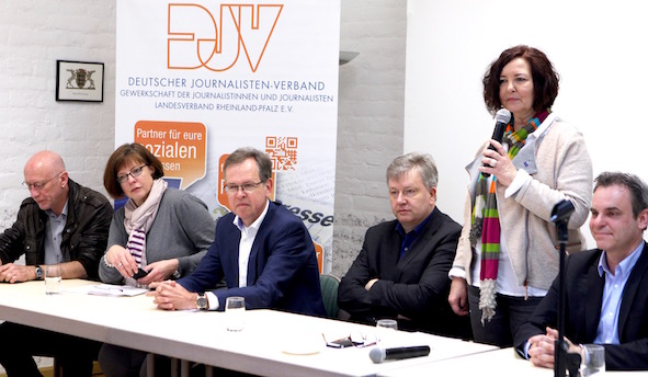 – Vor rund 60 Zuhörern in Germersheim diskutierten (v.re.) Frank Überall (DJV-Bundesvorsitzender), Moderatorin Andrea Wohlfart (DJV-Landesvorsitzende), Lars Hennemann (Chefredakteur Darmstädter Echo), Jan Holub (ZDF), Heike Rost (Freie Journalistin) und Hartmut Rodenwoldt (Rheinpfalz) über den Umgang mit Schmähkritik. Fotos: Björn Kray Iversen
