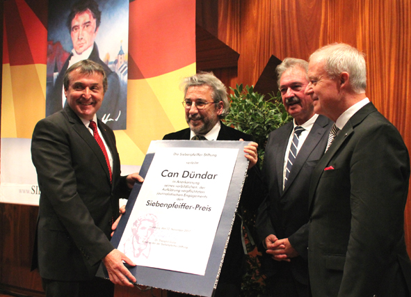 – Dr. Theophil Gallo, Vorsitzender der Siebenpfeiffer-Stiftung, Preisträger Can Dündar, Jean Asselborn, Außenminister von Luxemburg, sowie Prof. Thomas Kleist, Intendant des Saarländischen Rundfunks und Vorsitzender der Jury, bei der Verleihung des 14. Siebenpfeiffer-Preises (von links). Foto: Martin Baus